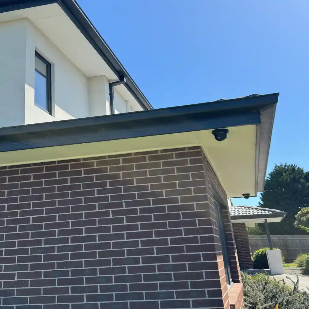 Turret camera positioned at identification distance on a corner eave