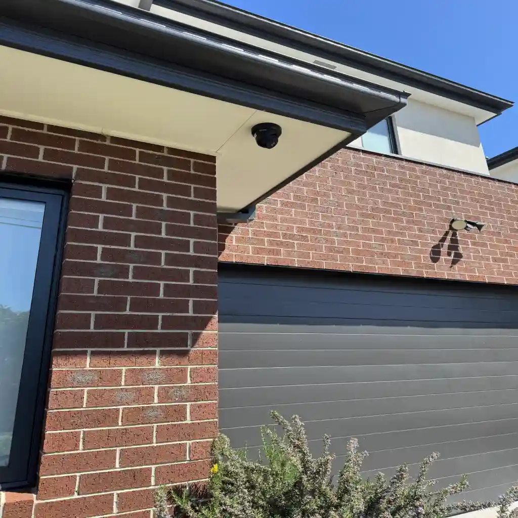 Camera fitted under a soffit covering a rear approach