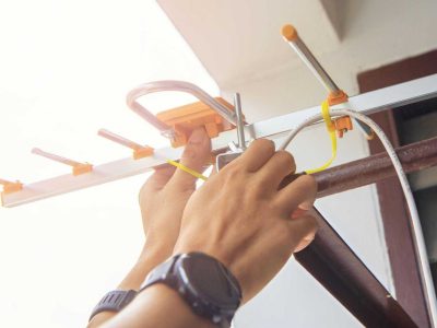 digital-antenna-installation-melton Technician installing a digital TV antenna in Melton. Borderless Solutions provides professional digital antenna installation, CCTV, alarm systems, access control, and smart security solutions for homes and businesses.